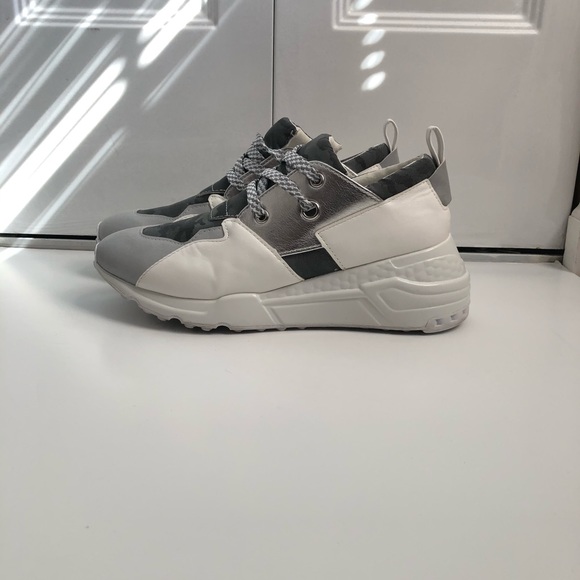 Cute white wedge tennis shoes! - Picture 3 of 8